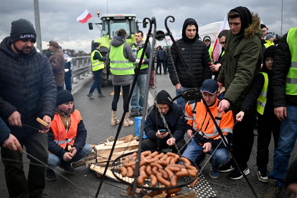 Al wekenlang blokkeren Poolse boeren de invoer van Oekraïense landbouwproducten omdat deze volgens hen voor oneerlijke competitie zorgen.