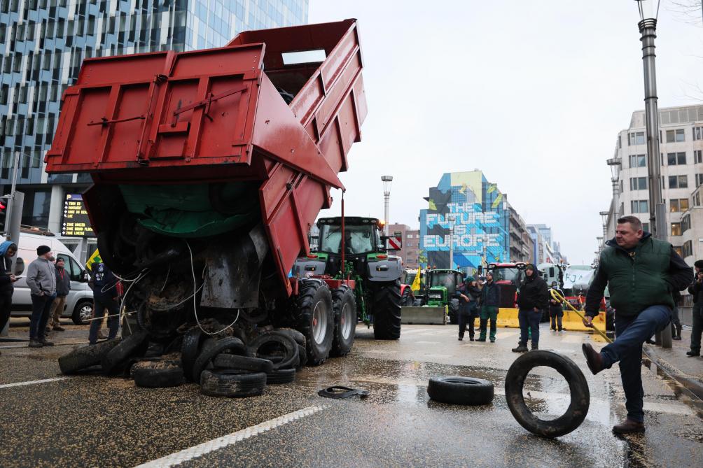 Horden tractoren staan maandag omstreeks 8.00 uur al rijendik tussen de Wetstraat en het Schumanplein.