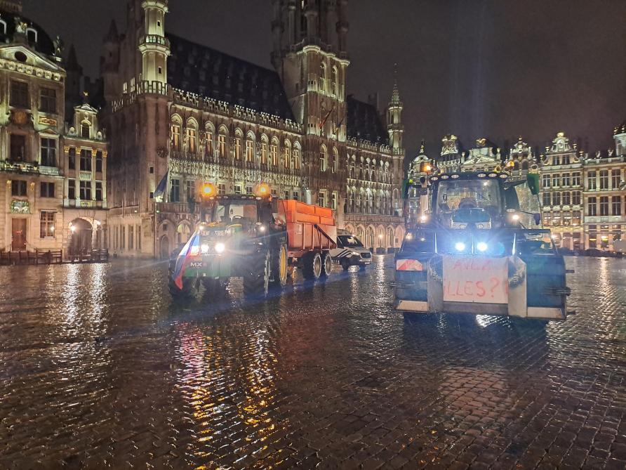 Maandagochtend reden een aantal tractoren de Brusselse Grote markt op.