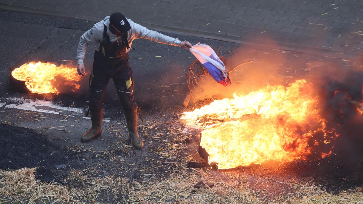 Actievoerende boeren verbranden hooi en banden tijdens een protestactie op maandag 26 februari in de Europese wijk van Brussel.