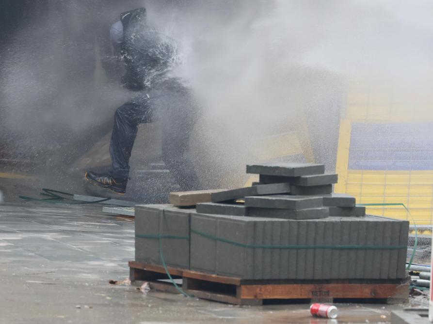 Het waterkanon van de politie wordt ook ingezet tegen de actievoerders.