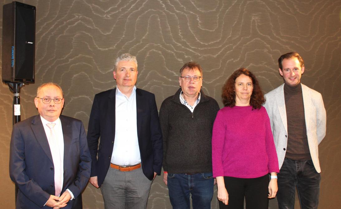 Het panel, met vanaf links Glenn Maes, Carl De Braeckeleer, Jan De Boitselier,  Kristel Ceulemans en moderator Frederik De Backer.