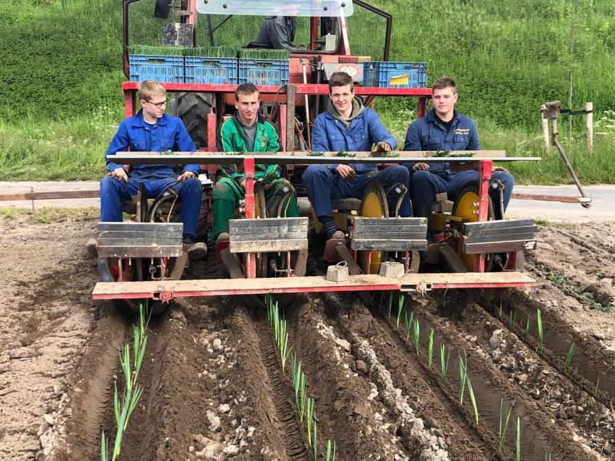 Tijdens de praktijklessen landbouwmechanisatie leren de leerlingen alles over het planten van prei met behulp van een gps-systeem op de tractor.