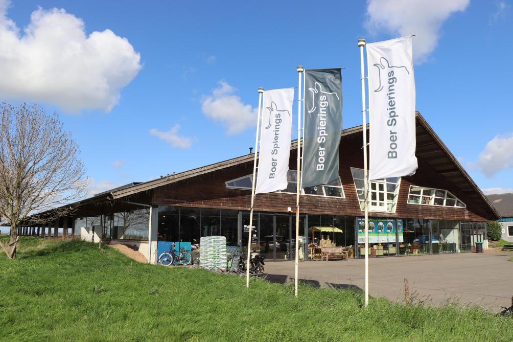 Door een bestemmingsplanwijziging kon de familie Spierings van de voorste 20 m ongebruikte zoogkoeienstal een grotere boerderijwinkel maken en op de bovenverdieping een kinderdagverblijf.