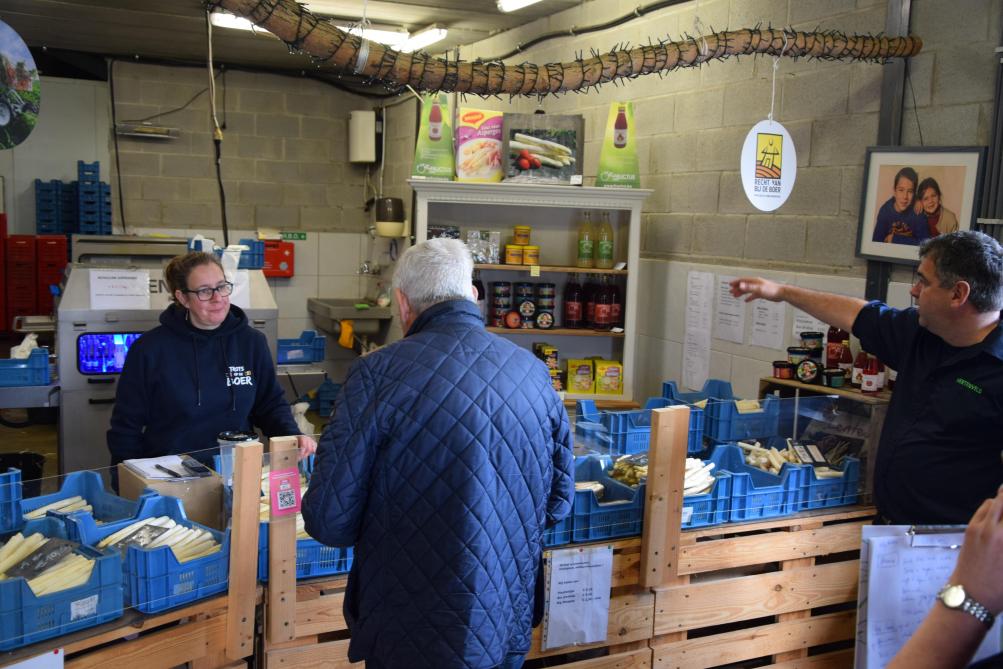 De hoevewinkel van Aspergehoeve Hertenveld in Bilzen verkoopt ook producten van omliggende boeren.