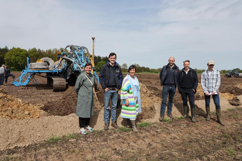 Van links naar rechts: gebiedscoördinator van ARO Chiara De Caluwé, landbouwer Stéphane de Cartier, gedeputeerde Kathleen Helsen, landbouwer Paul de Cartier, burgemeester Kristof Hendrickx van Arendonk en Koen Verellen van Boerennatuur Vlaanderen.