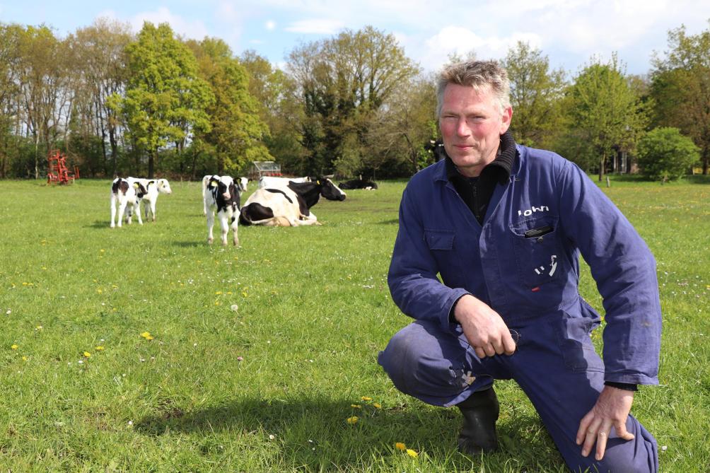 John Arink: ‘Met pleegmoeders kan elk kalf op ons bedrijf blijven’