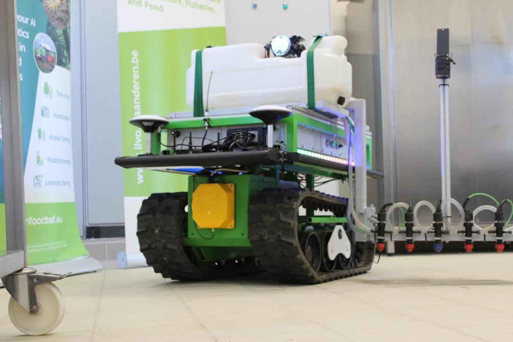 Prototype van een zelfrijdende robot die met een multispectrale camera onkruid herkent tussen struiken met blauwe bessen en die gericht dat onkruid bespuit met gewasbeschermingsmiddel.
