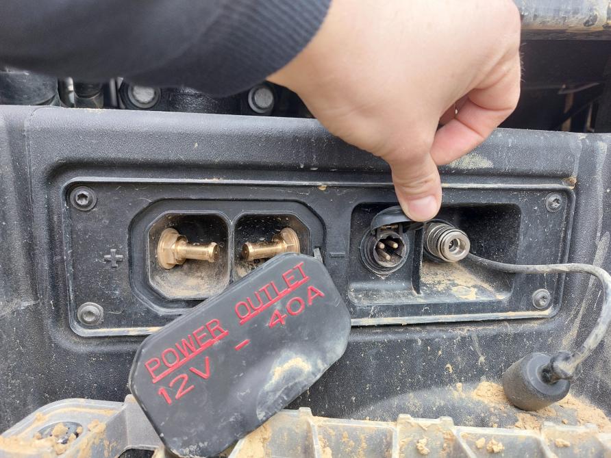 Handig: stroomvoorzieningen en persluchtaansluiting aan de linker cabinetrap.