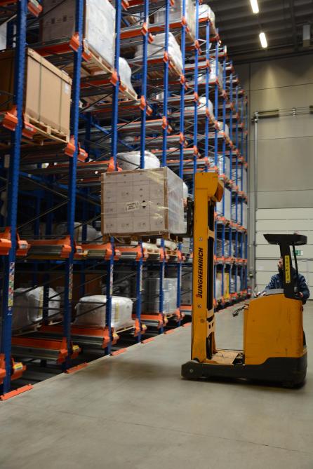 Globachem beschikt over een state-of-the-art magazijn, met een capaciteit voor 14.000 paletten.