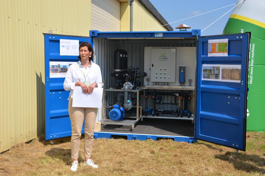 Esther Monard bij het plug & play-containersysteem voor fertigatie in teelten zoals uien en aardappelen.
