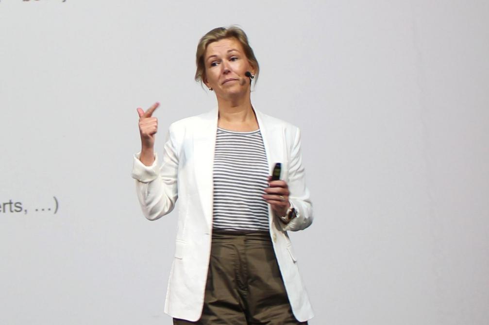 Hannelore Raes, co-CEO van aardappelverwerkend bedrijf Agristo, vertelde in een heel open en sereen betoog hoe haar familie de generatiewissel in het bedrijf aanpakt.