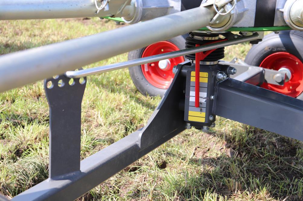 De werkdiepte van de harktanden wordt aangegeven door de rode pijl. In optie kan de diepte-instelling, in functie van de rijsnelheid, via isobus vanuit de tractor geregeld worden.