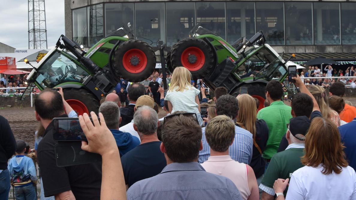 Fendt’s Vario transmissietechnologie maakt het mogelijk om zachtjes deze 2 tractoren tegen elkaar aan op te laten klimmen. Stunt uitgevoerd door Fendt dealer vader en zoon Kurt en Dries Naessens uit Ingooigem.