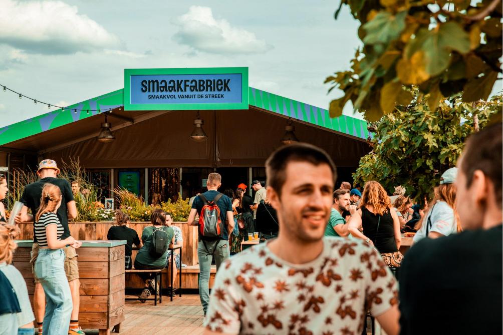 In pop-upkeuken De Smaakfabriek serveert chef-kok Loïc Van Impe toegankelijke farm to festival-gerechten, met ingrediënten recht van bij de boer.