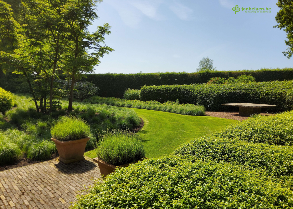Mensen willen steeds meer energie steken in het ontwerp en de aanleg van hun tuin, samen met een tuinaannemer.