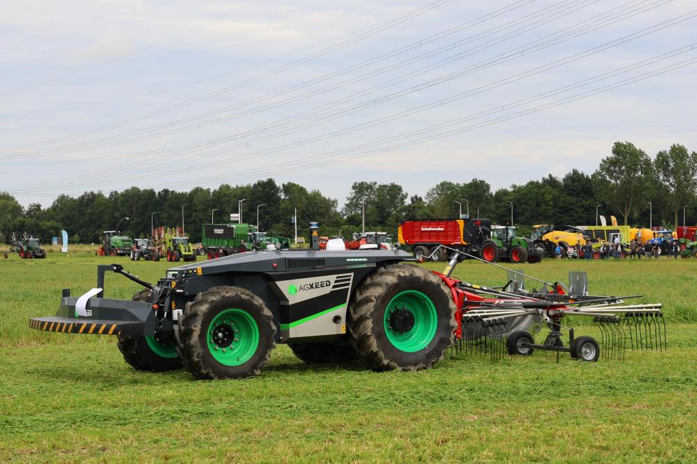 Autonome trekker met cirkelhark. Beide  machines zijn niet nieuw, maar de combinatie is nog weinig vertoond.