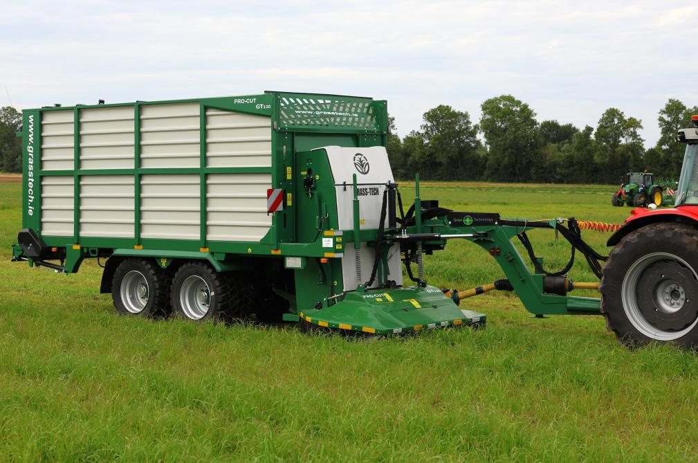 Het gras is minder bevuild met aarde als men met stalvoerwagens werkt.
