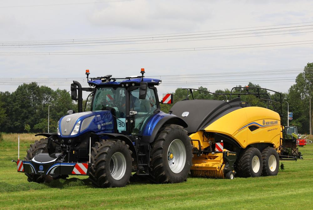 Via een TIM-protocol stuurt de pers de rijsnelheid van de tractor aan.