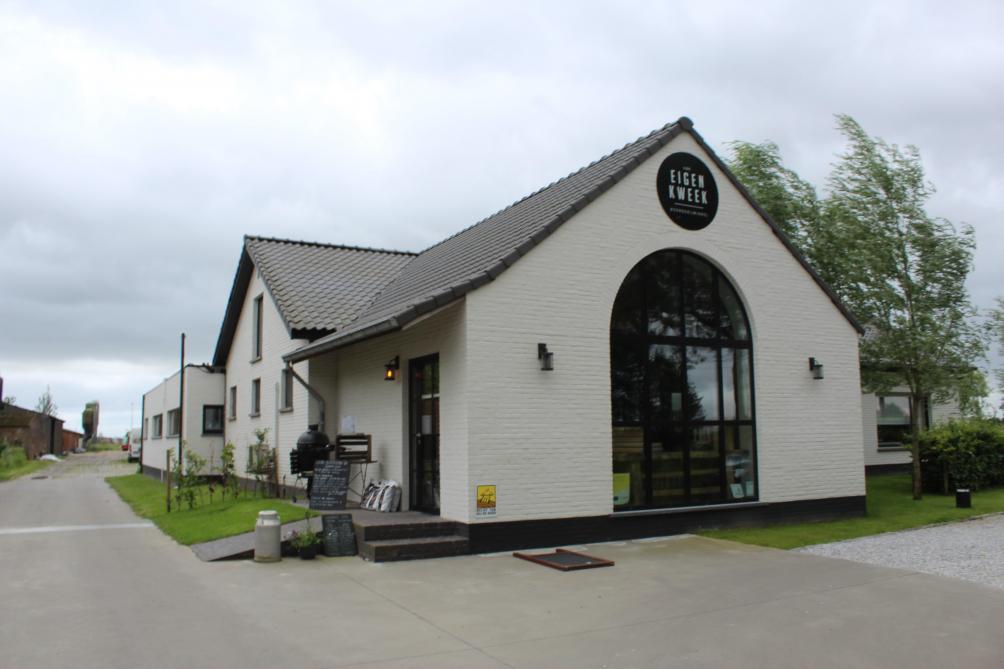Voor heel wat klanten fungeert de Van Eigen Kweek-hoevewinkel als een kleine supermarkt.