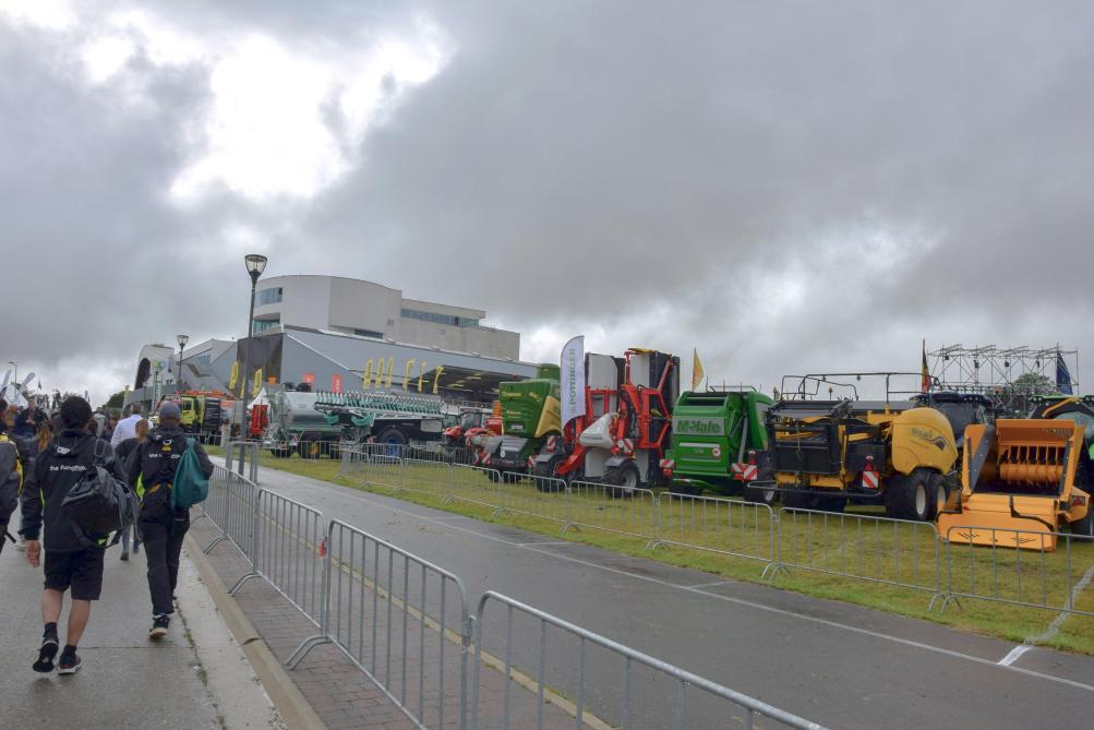 Gedurende de volledige duur van de beurs staan de machines geparkeerd naast de Grote Ring.