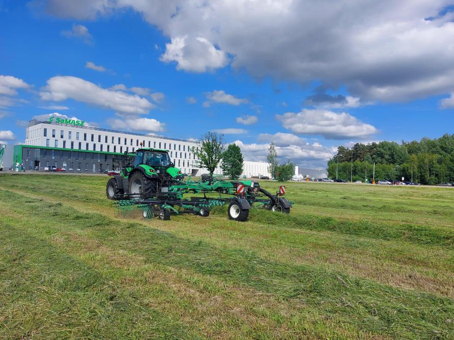 Samasz nieuwste hark met centrale afleg gedemonstreerd net voor de fabriek.