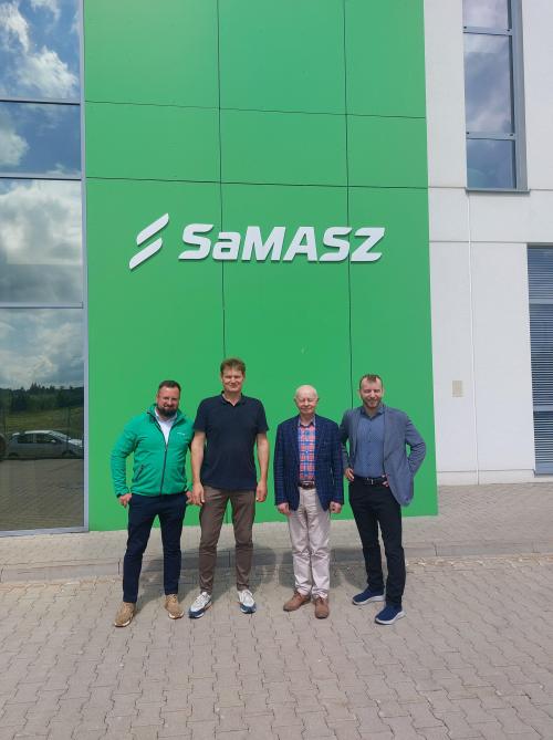 V.l.n.r.  Grzegorz Mojsa (landverantwoordelijke België, Johan Jans  (invoerder),  Anthoni en Jacek Stolarski  (zaakvoerders Samasz).