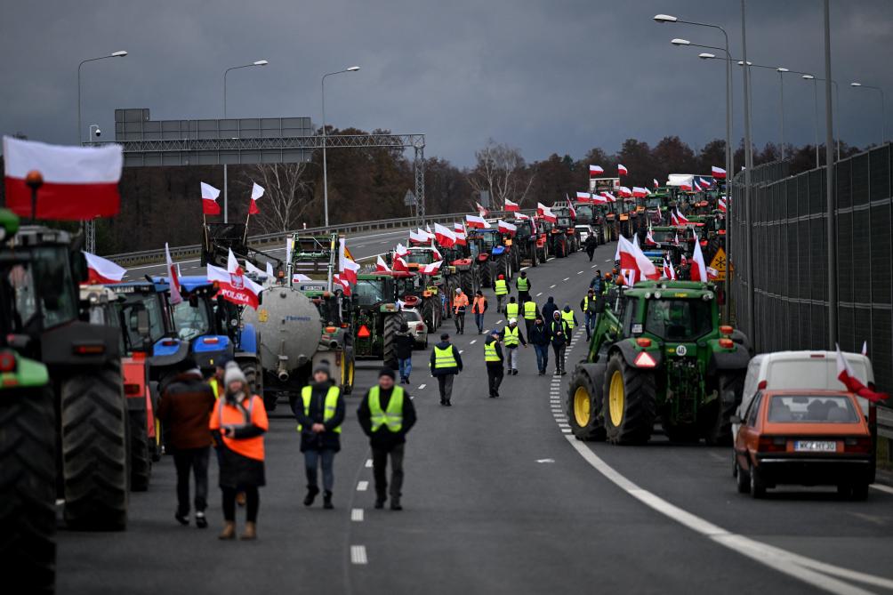 Wekenlang blokkeerden Poolse landbouwers de grens met Oekraïne uit protest tegen de invoer van goedkopere landbouwproducten uit dat land. Deze producten vormen volgens de actievoerders oneerlijke concurrentie met hun eigen landbouwproductie die Europese kwaliteits- en milieuregels moeten volgen.