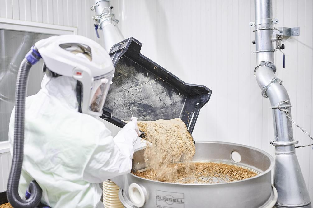 Het praktijkcentrum insectenkweek van Inagro heeft 6 kweekkamers met klimaatsturing, een zeeflokaal en een onderzoeksruimte.