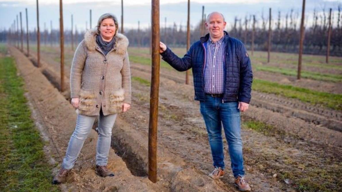 Geert en Sofie Ramakers op hun (winterse) plantage.