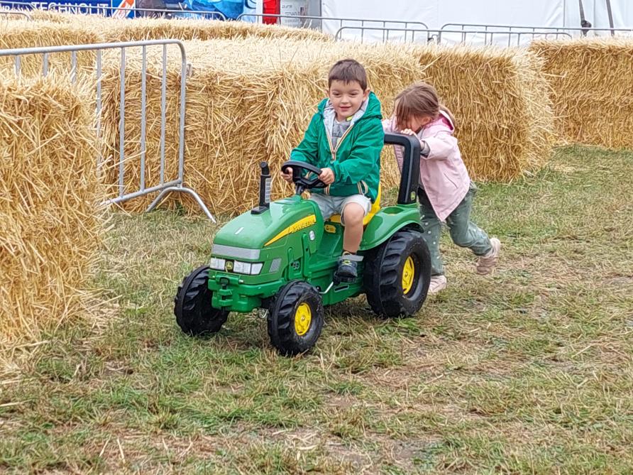 In ‘La ferme enchantée’ is het dikke fun, onder meer met een tractorencircuit.
