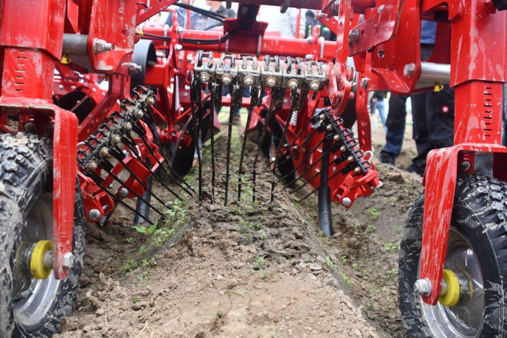 Grimme ontwikkelde een verfijnde aardappelaanaarder die ook kan dienen voor mechanische onkruidbestrijding.