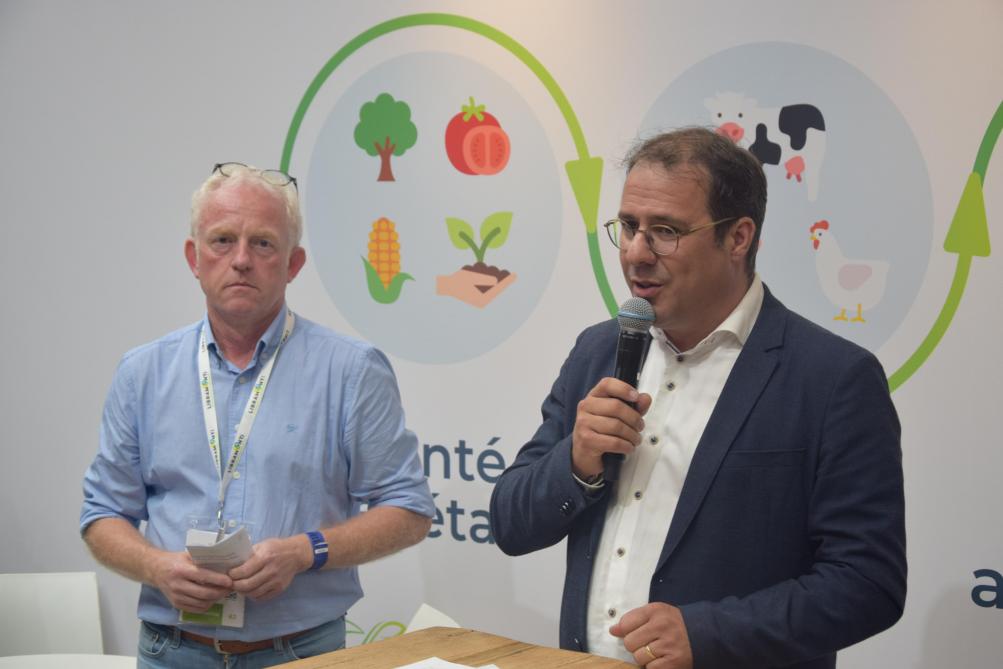 Federaal minister van Landbouw David Clarinval (MR, rechts op de foto) benadrukte het belang van de agrovoedingssector in België. Links coördinator Jean-François Heymans.