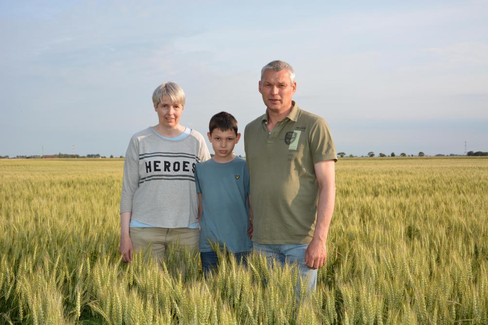 Els en Jos samen met hun zoon Jean-Baptiste in het zomertarweveld.