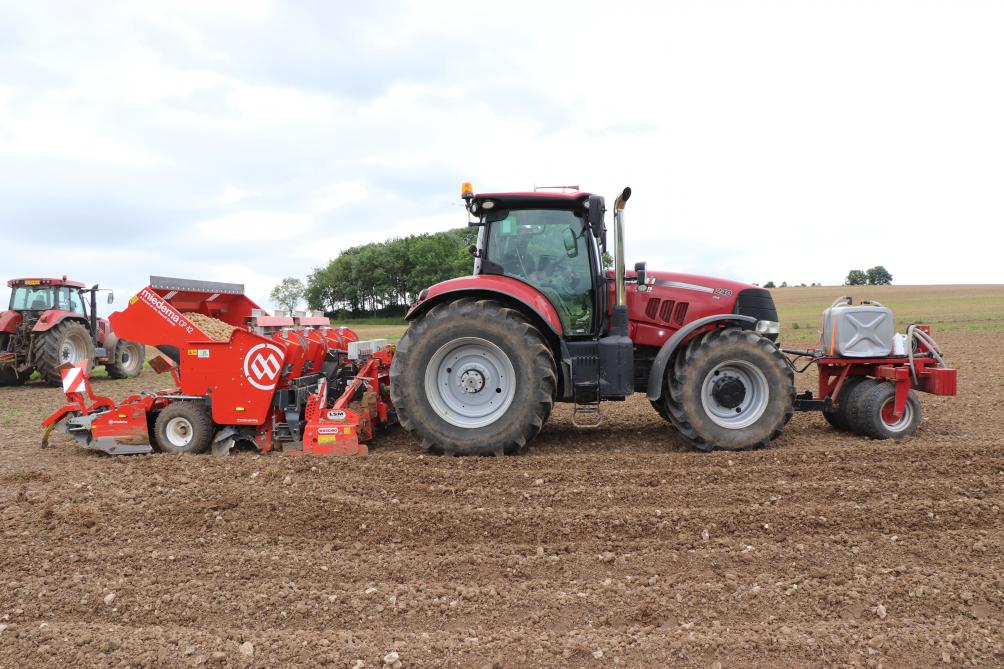 Vennoot Jos plant de aardappelen met een Case-tractor met achterop een Miedema-plantmachine.  Voor de plantmachine zit een Maschio-rotorkopeg en helemaal voorop zit een tank met urean.
