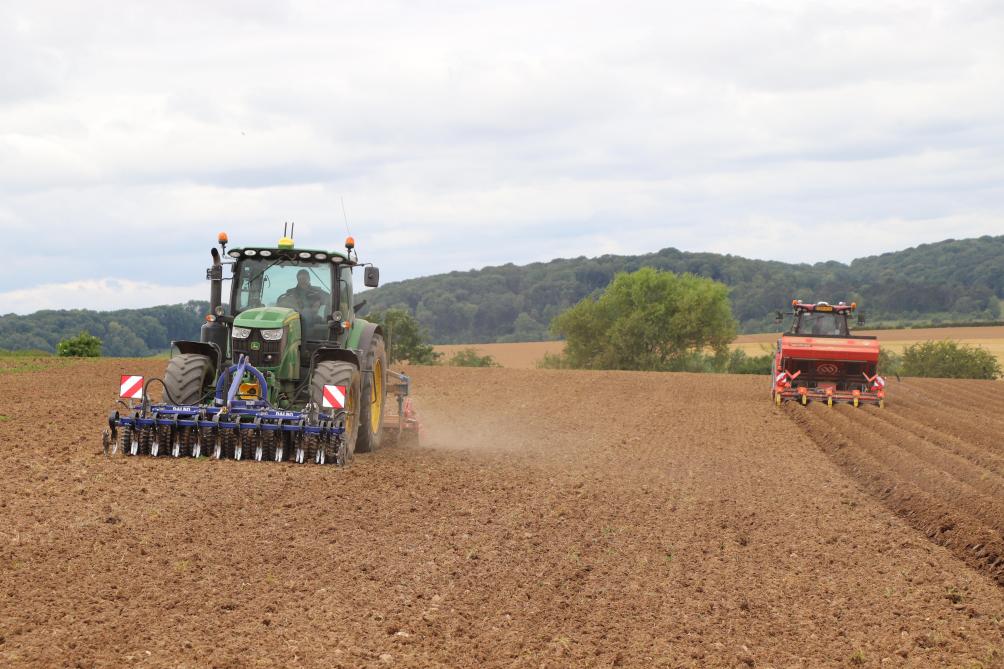 Bert legt het land klaar met een John Deere 6155R met voorop een Dalbo Frontflex 300 voorrol. Achterop hangt er eerst een Rabe Combi-Digger 3006 voorzetwoeler met daarachter een Kverneland kopeg (S series) met kernerwals.