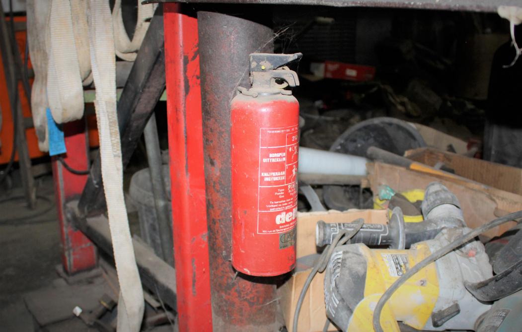 Blusmateriaal moet in soort  en hoeveelheid afgestemd zijn op de materialen en volumes die aanwezig zijn.  En brandblussers hebben een  vervaldatum.
