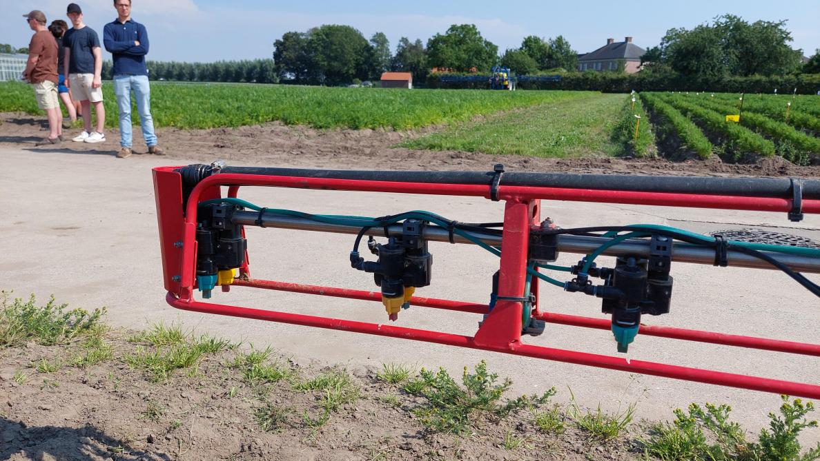 Jan Deconinck stelde zijn eigen gedragen Kverneland-veldspuit voor. Het unieke aan deze machine is dat er per ‘doplocatie’ telkens 2 doppen naast elkaar staan.