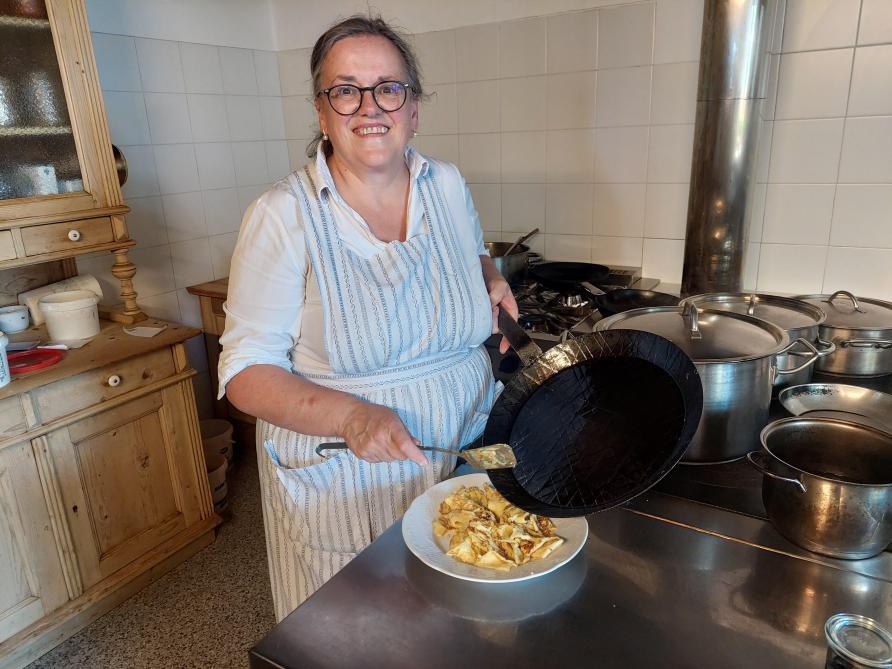De kokkin bij Zmailer is Martha Thaler, de mama des huizes. De specialiteit zijn knödel.