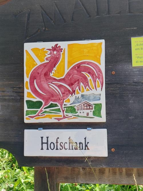 Het logo van Roter Hahn is gemakkelijk te herkennen.
