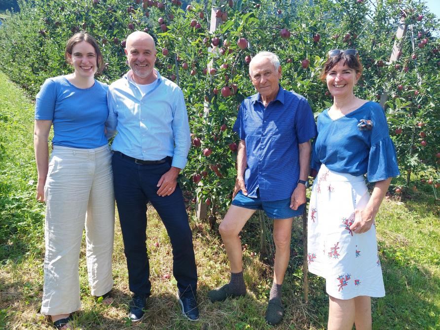 De Girardini’s - v.l.n.r. Sophia, Andreas, Doris en Hermann - zijn kleine fruitboeren nabij Merano, op het Birkenhof verhuren ze 4 appartementen.