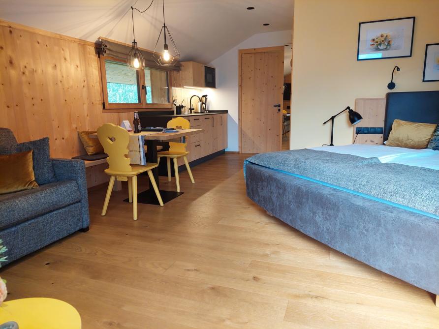De appartementen kregen een moderne look, maar met eerbied voor de tradities. Zo werd onder meer veel hout gebruikt.