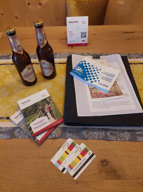 Doris zorgt voor een welkomspakket. Het geeft onmiddellijk alle nodige informatie over Roter Hahn en de prachtige regio.