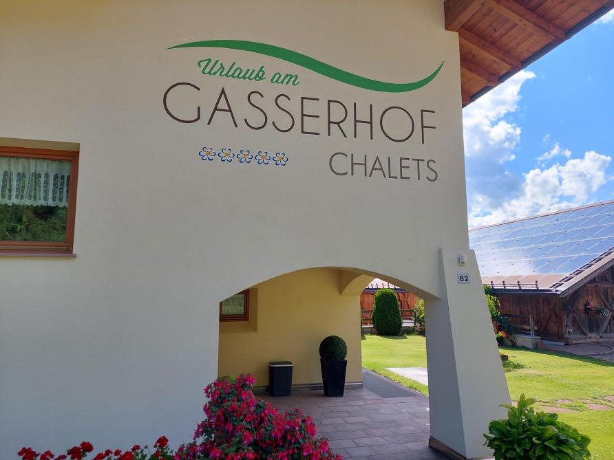 Het Gasserhof beschikt over 2 chique chalets, met 5 bloemetjes van Roter Hahn.