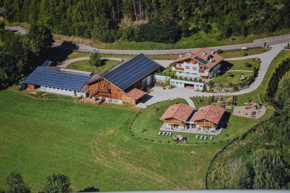 Gasserhof ligt op de flanken van Mölten. De 2 grote chalets hebben er een immens uitzicht over de vallei.