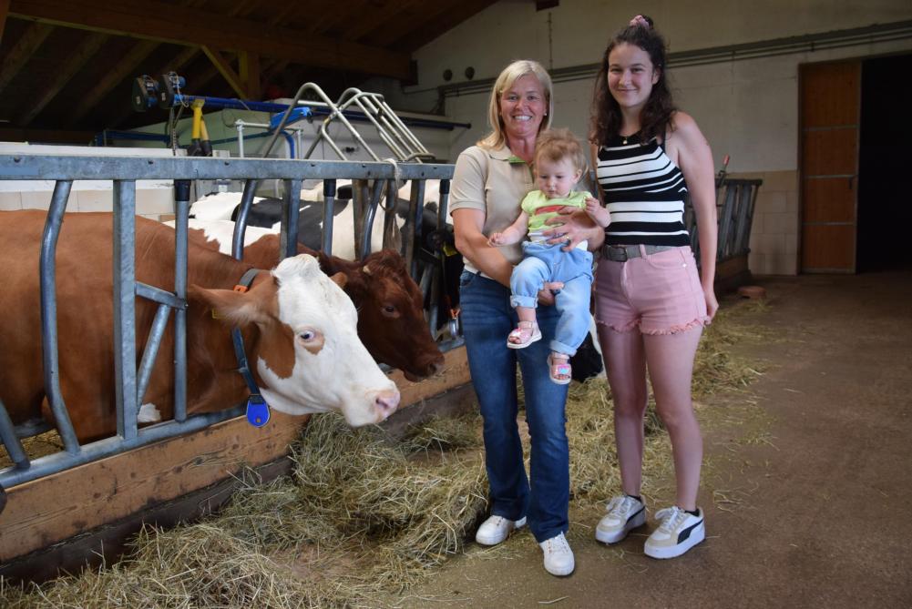 Valentina (links), Julia en dochtertje Marie ontvangen ons op het Gasserhof. De familie Plattner zijn veehouders.