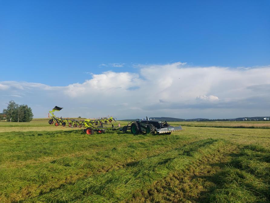 Claas brengt een nieuwe reeks Volto-schudders uit én kan deze autonoom aan het werk laten met een robot van AgXeed.