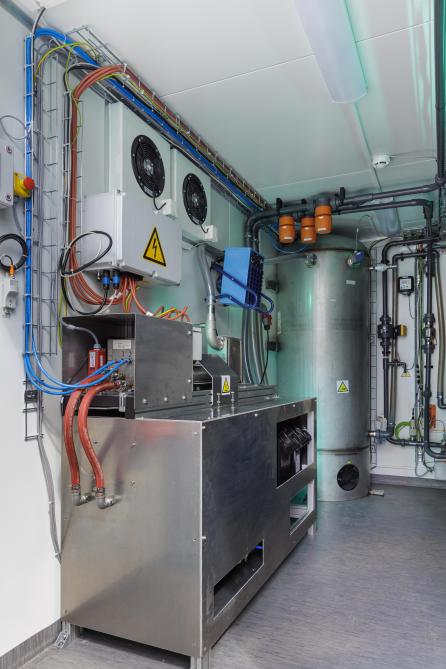 Extra stikstof wordt uit de lucht gehaald en toegevoegd aan de dierlijke mest door middel van plasma.