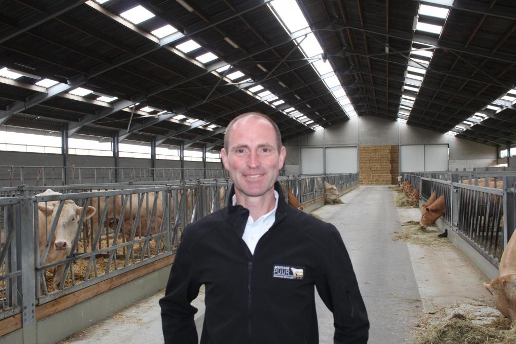 Voor elke hectare die vleesveehouder Hendrik Vervaetinzet voor de bruine kiekendief, kan hij 3 ha grond gebruiken van de overheid, als compensatie voor de lagere opbrengst.