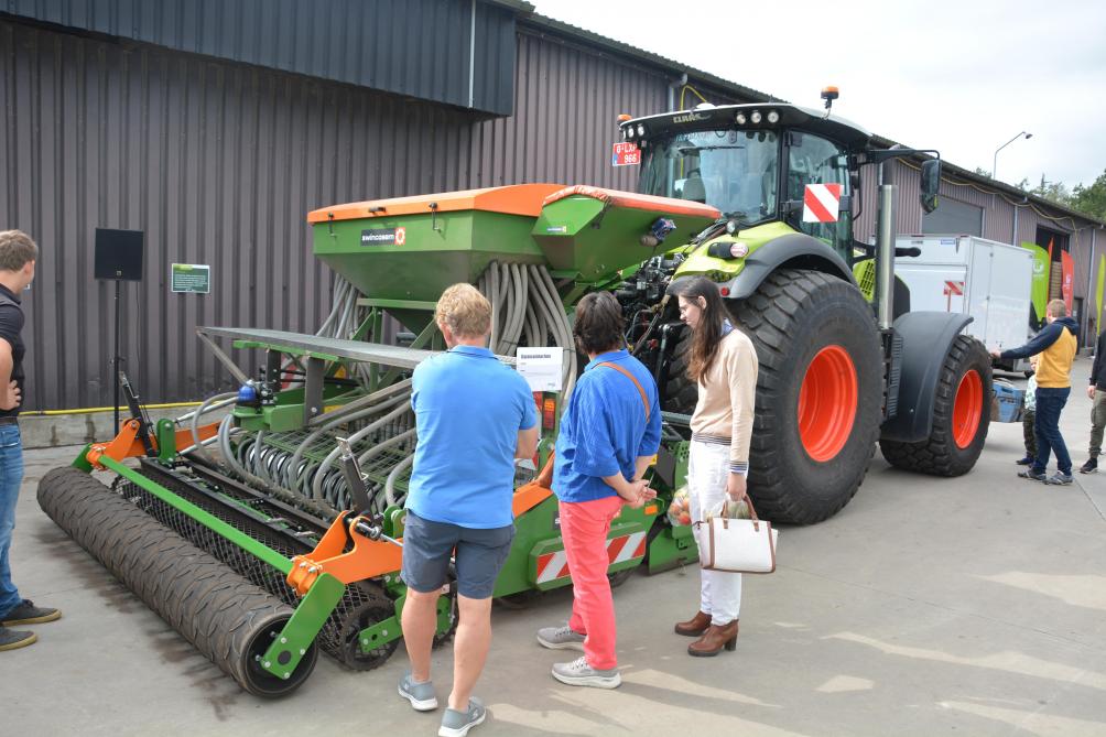 Met deze gazonzaaimachine kan een deel van het graszaad wat dieper in de rijen en een deel oppervlakkiger, breedwerpig worden gezaaid.
